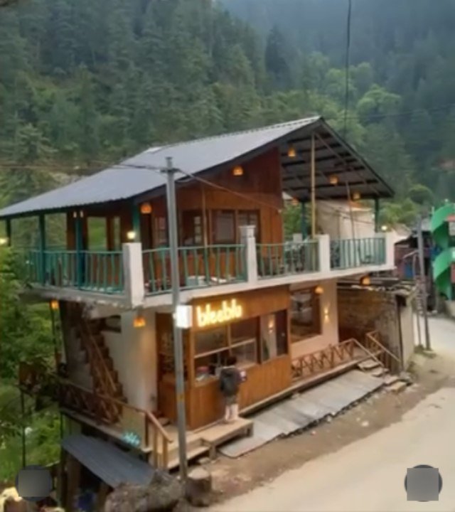 Café Bleeblu from the road in Jibhi
