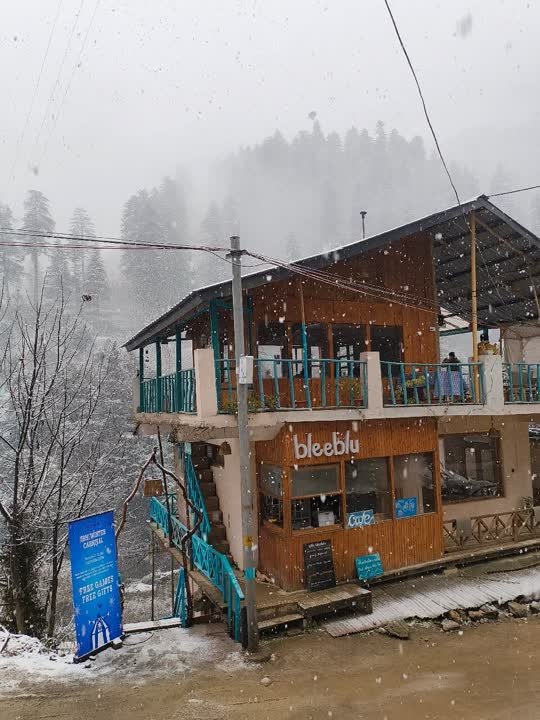 Café Bleeblu in the snow